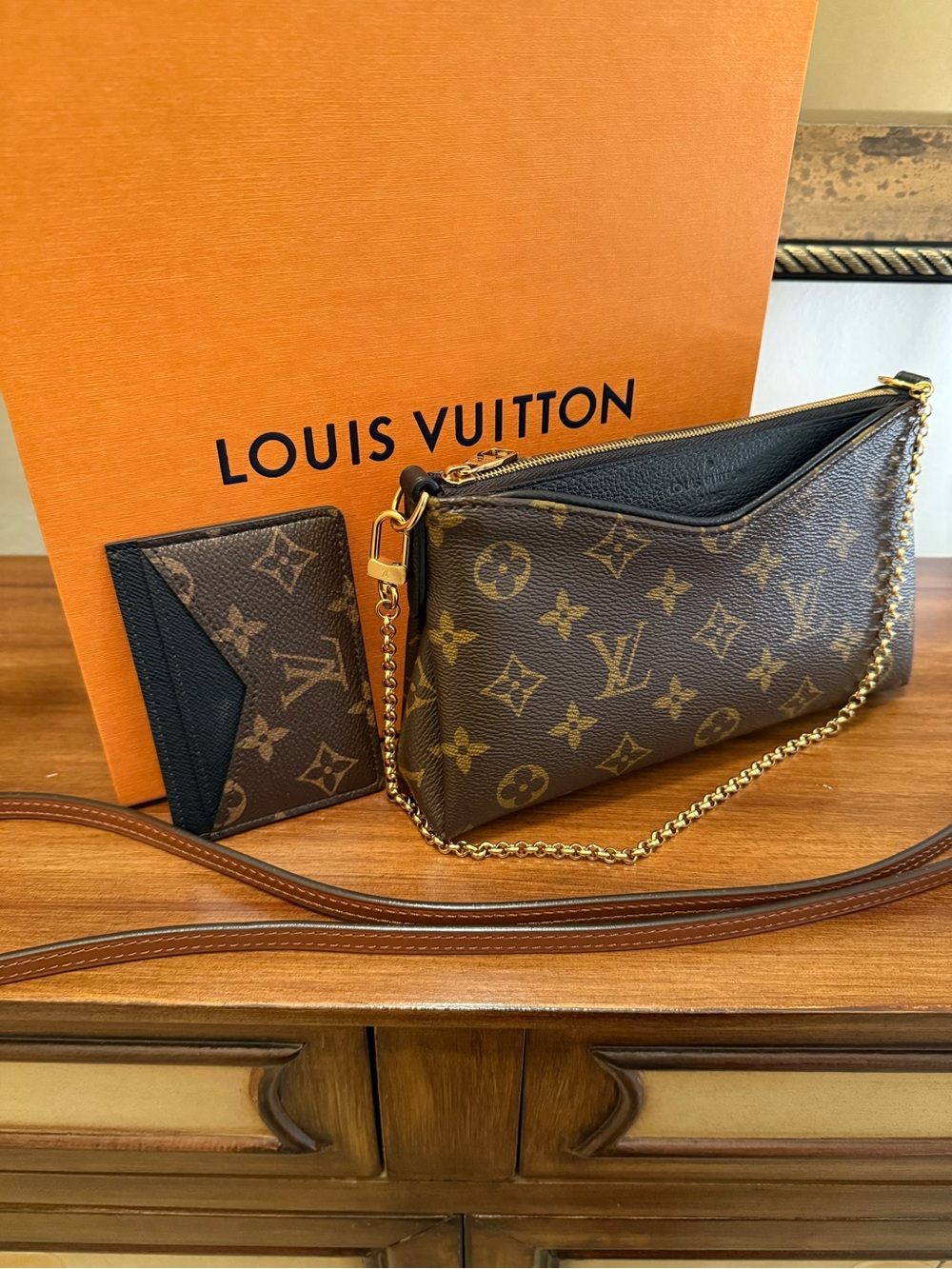 💯 Louis Vuitton Monogram Crossbody Pochette with matching LV cardholder